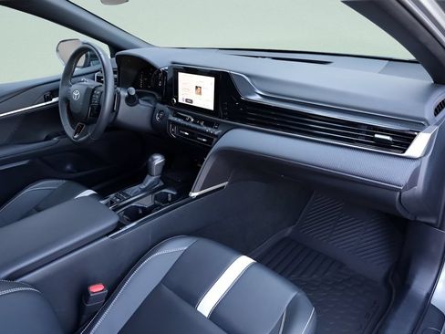 Used 2025 Toyota Camry SE FWD image 28
