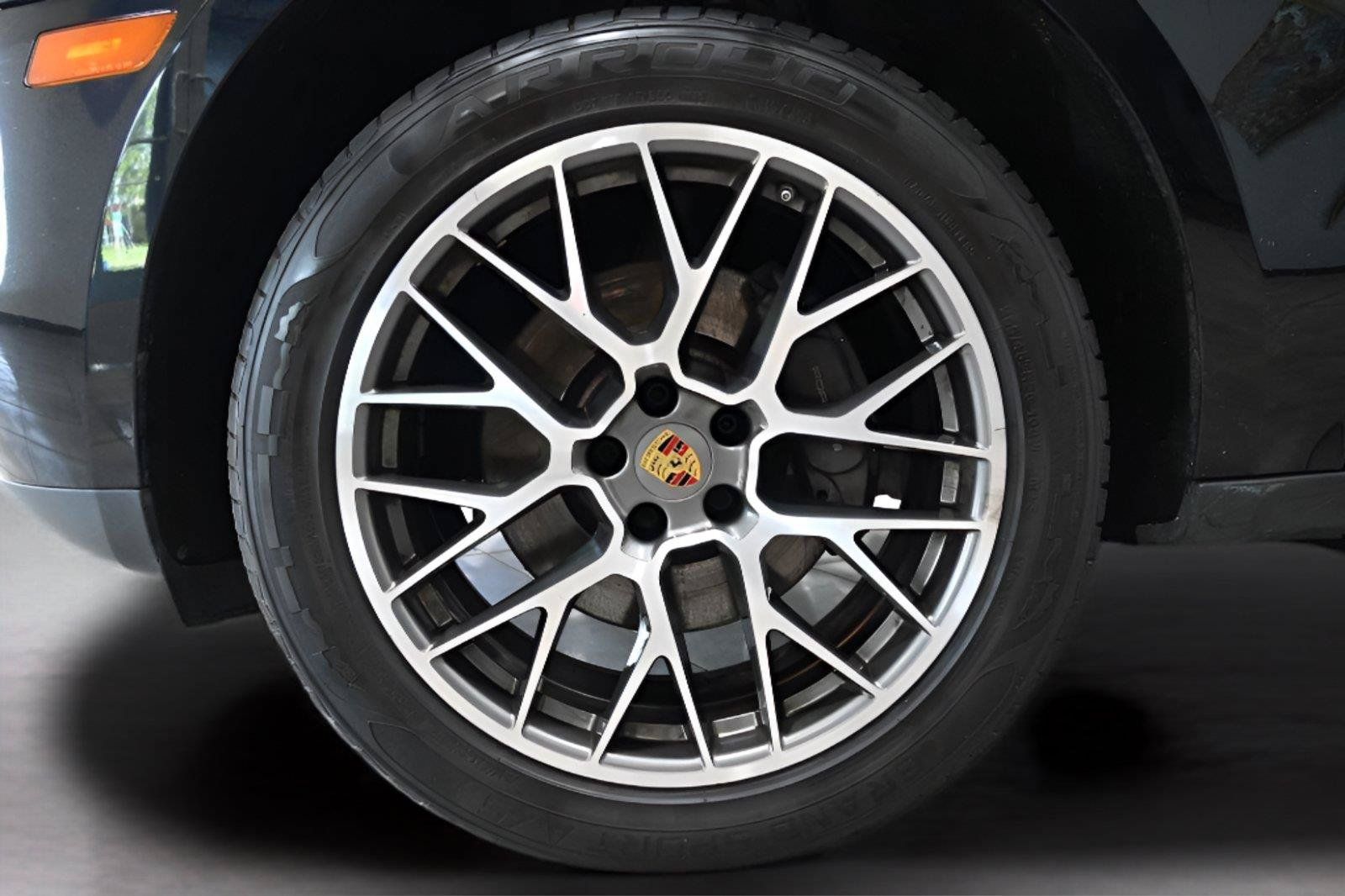 Used 2018 Porsche Macan AWD/4WD image 35