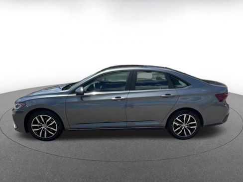 Used 2025 Volkswagen Jetta SE FWD image 9