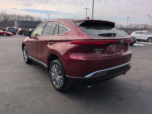 Used 2022 Toyota Venza XLE image 3