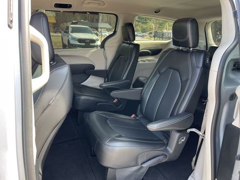 Used 2024 Chrysler Pacifica Touring-L image 25