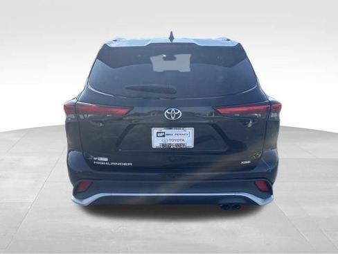 Used 2022 Toyota Highlander XSE FWD image 4
