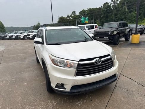 Used 2015 Toyota Highlander XLE FWD image 2