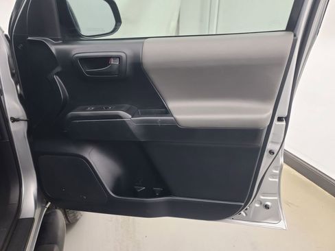 Used 2016 Toyota Tacoma SR image 14