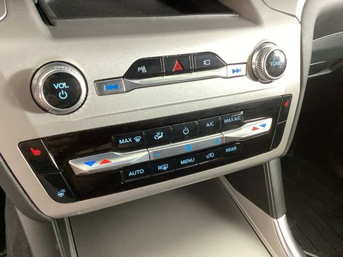 Used 2023 Ford Explorer XLT w/ Equipment Group 202A AWD/4WD image 29