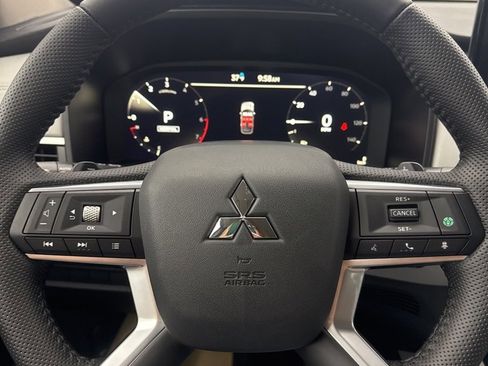 New 2025 Mitsubishi Outlander SE image 17