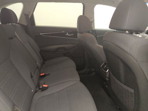 Used 2019 Kia Sorento FWD V6 image 19