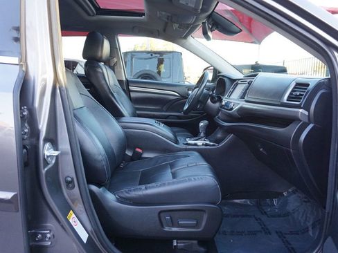 Used 2017 Toyota Highlander SE image 21