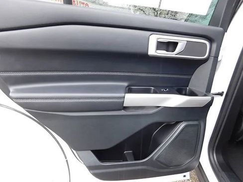 Used 2023 Ford Explorer XLT AWD/4WD image 12