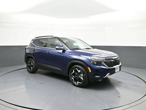 Certified 2025 Kia Seltos EX AWD/4WD image 4