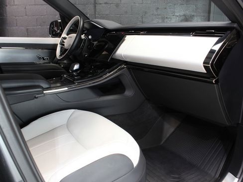 Used 2024 Land Rover Range Rover Sport Dynamic SE image 46