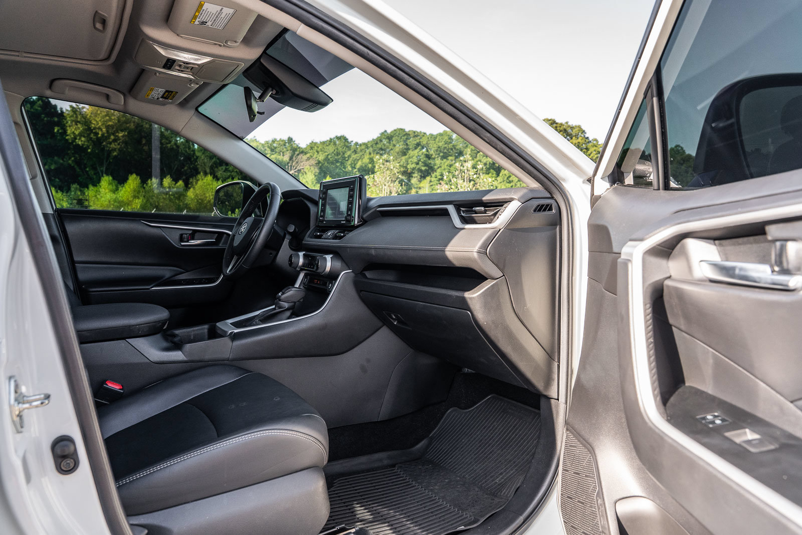 Used 2022 Toyota RAV4 XLE Premium FWD image 11