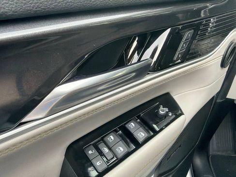 Used 2022 Jeep Wagoneer Series I RWD image 12