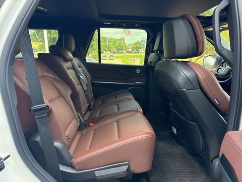 Used 2025 Lincoln Navigator Reserve AWD/4WD image 9