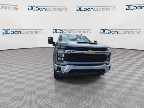 Used 2024 Chevrolet Silverado 2500 LT AWD/4WD image 3
