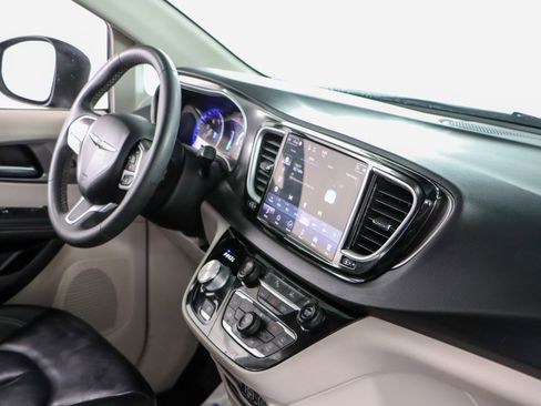 Used 2023 Chrysler Pacifica Touring-L image 26