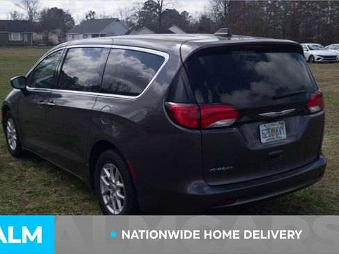 Used 2022 Chrysler Voyager LX image 4
