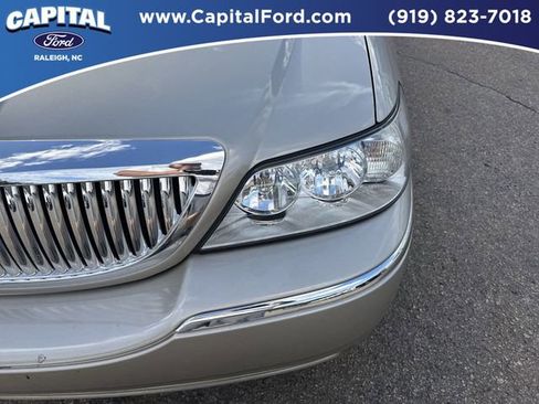 Used 2004 Lincoln Town Car Signature image 11