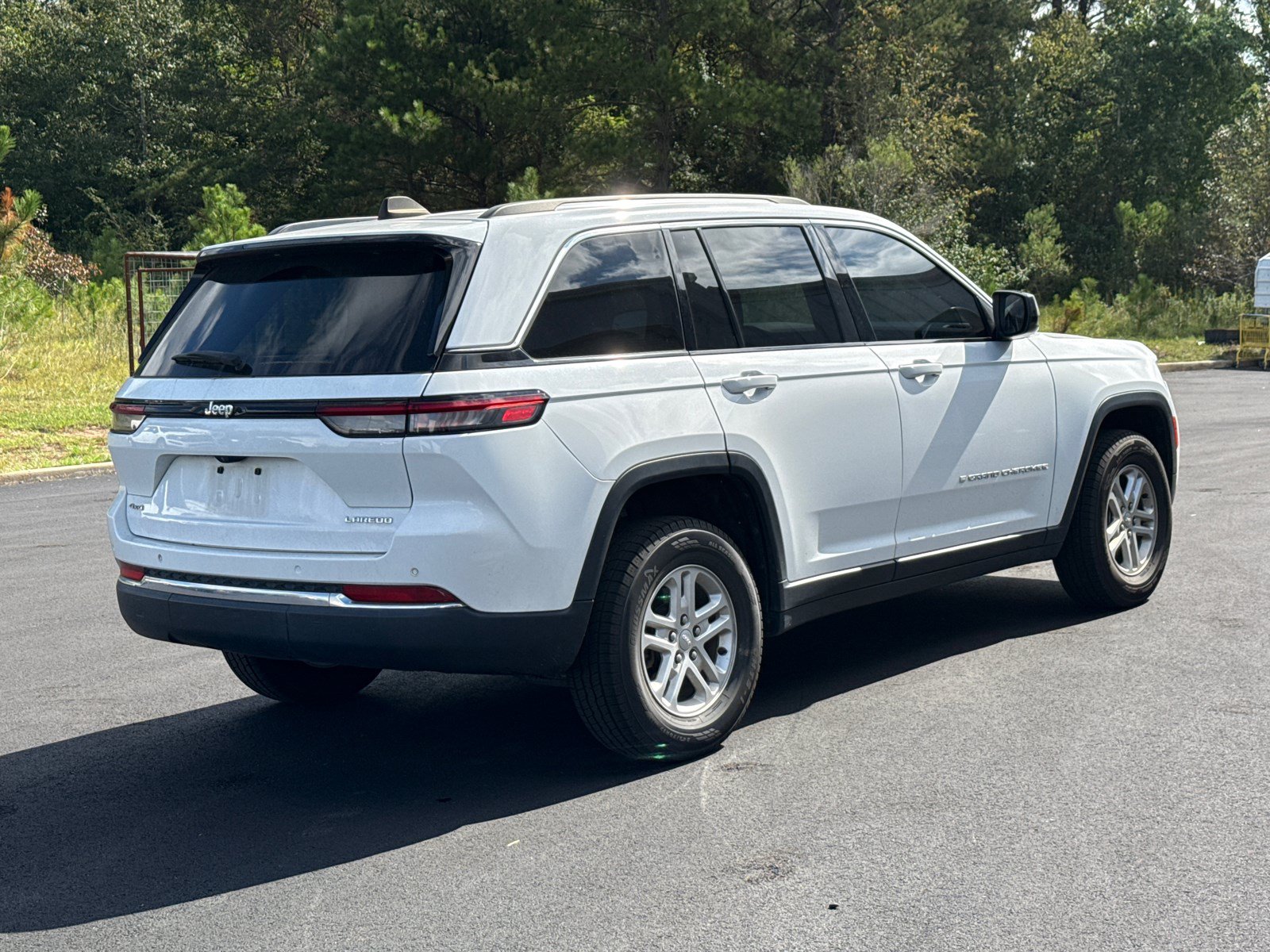 Used 2023 Jeep Grand Cherokee Laredo AWD/4WD image 5