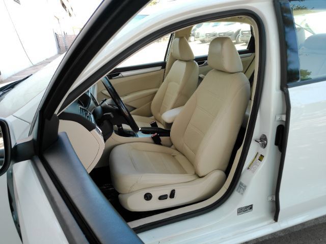 Used 2019 Volkswagen Passat 2.0T Wolfsburg w/ Wheels & Sunroof Package FWD image 6