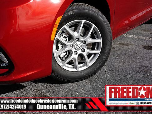 New 2026 Chrysler Pacifica Select image 9