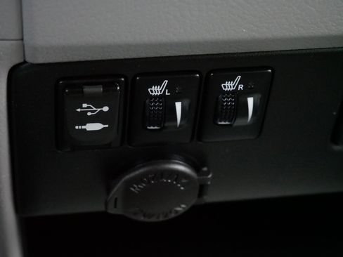 Used 2016 Toyota Sienna XLE image 28