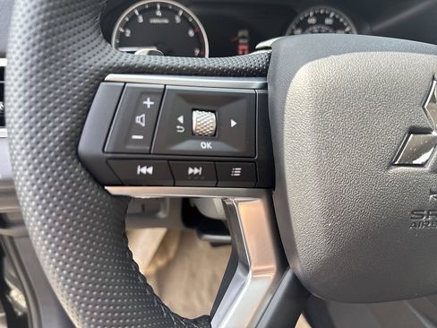 New 2025 Mitsubishi Outlander SE image 19