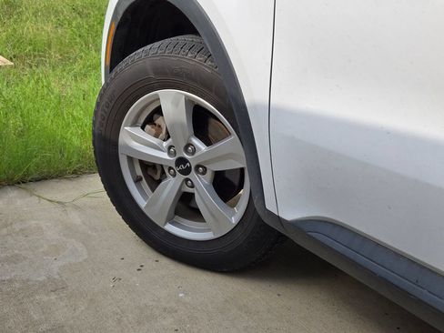 Used 2023 Kia Sorento LX AWD/4WD image 6