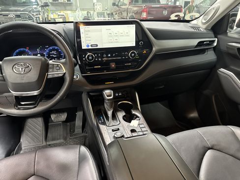 Used 2023 Toyota Highlander Platinum AWD/4WD image 34