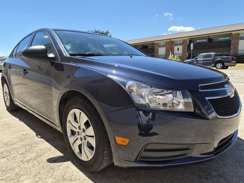 Used 2014 Chevrolet Cruze LS FWD image 3