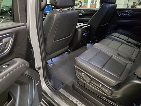 Used 2024 Chevrolet Suburban LT RWD image 30