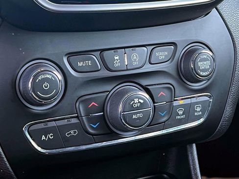 Used 2019 Jeep Cherokee Limited image 31