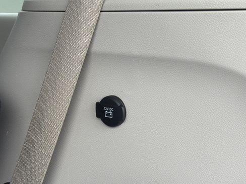 Used 2023 Chrysler Pacifica Touring-L FWD image 9