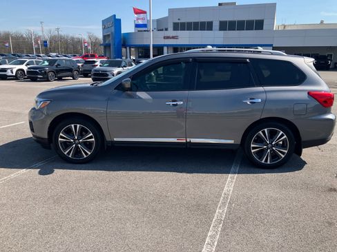 Used 2019 Nissan Pathfinder Platinum image 4