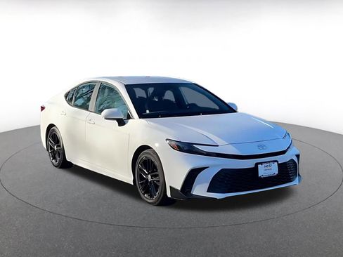 Used 2025 Toyota Camry SE image 3