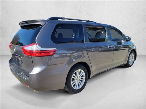 Used 2015 Toyota Sienna XLE image 5