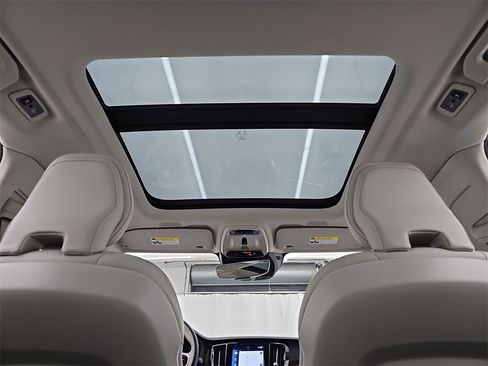 Used 2022 Volvo S60 T8 R-Design Expression w/ Premium Package image 39