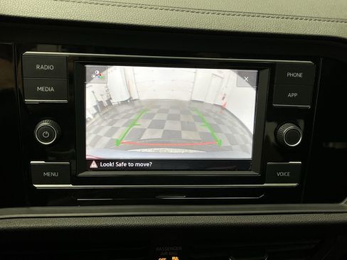 Used 2023 Volkswagen Jetta SE w/ Panoramic Sunroof Package image 5