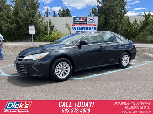 Used 2017 Toyota Camry LE FWD image 1