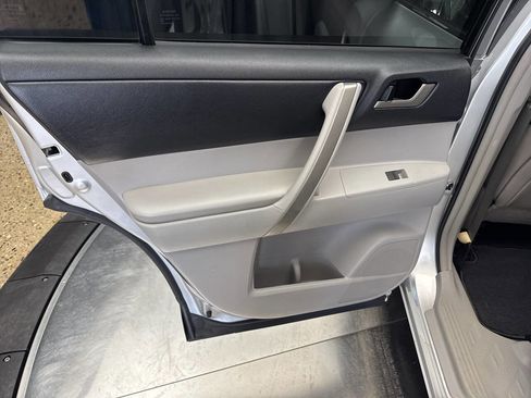 Used 2012 Toyota Highlander SE w/ Tow Pkg image 28