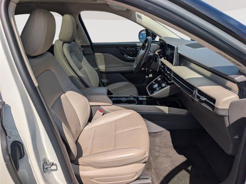 Used 2022 Lincoln Corsair AWD w/ Premium Package image 11