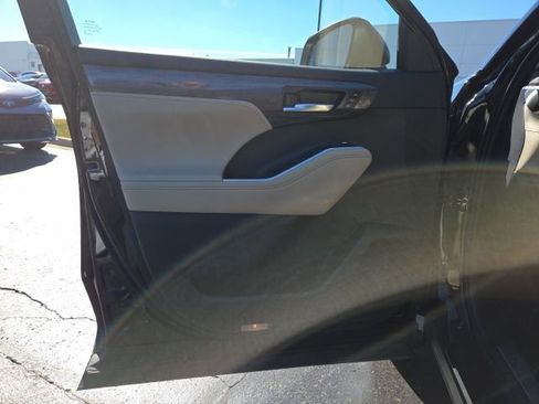 Used 2023 Toyota Highlander Limited image 10