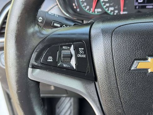 Used 2020 Chevrolet Trax LT w/ LT Convenience Package FWD image 11