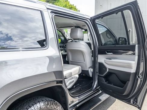 Used 2024 Jeep Wagoneer 4WD w/ Convenience Group I image 17