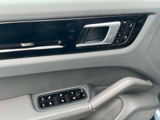 Used 2020 Porsche Cayenne AWD/4WD image 30
