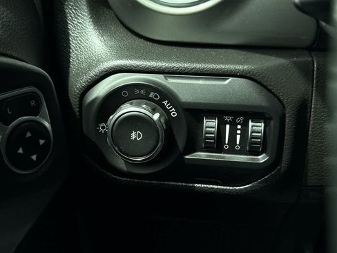 Used 2022 Jeep Wrangler Unlimited Sahara AWD/4WD image 21