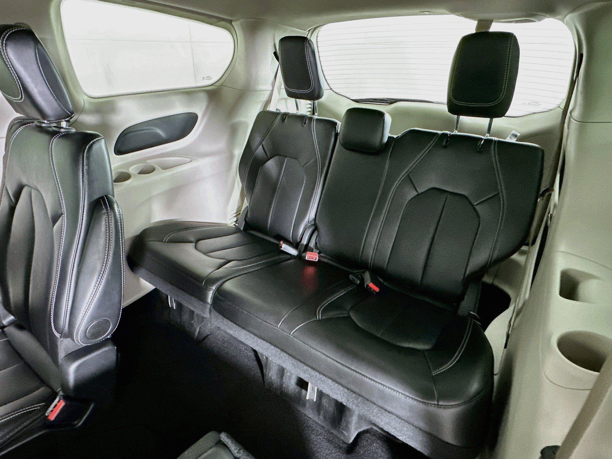 Used 2024 Chrysler Pacifica Touring-L FWD image 28