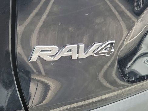 Used 2019 Toyota RAV4 LE FWD image 5