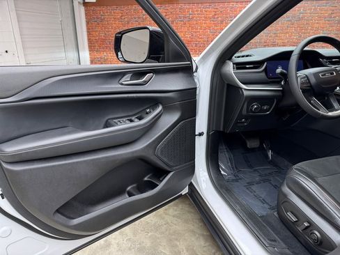 Used 2023 Jeep Grand Cherokee Altitude image 9