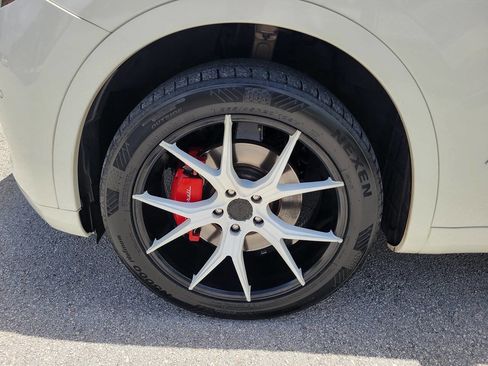 Used 2018 Maserati Levante GranSport image 23